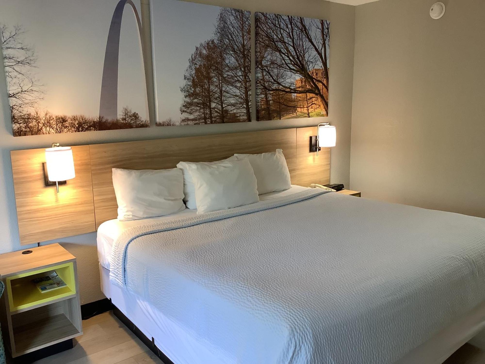 Days Inn By Wyndham Kingdom City Exteriér fotografie