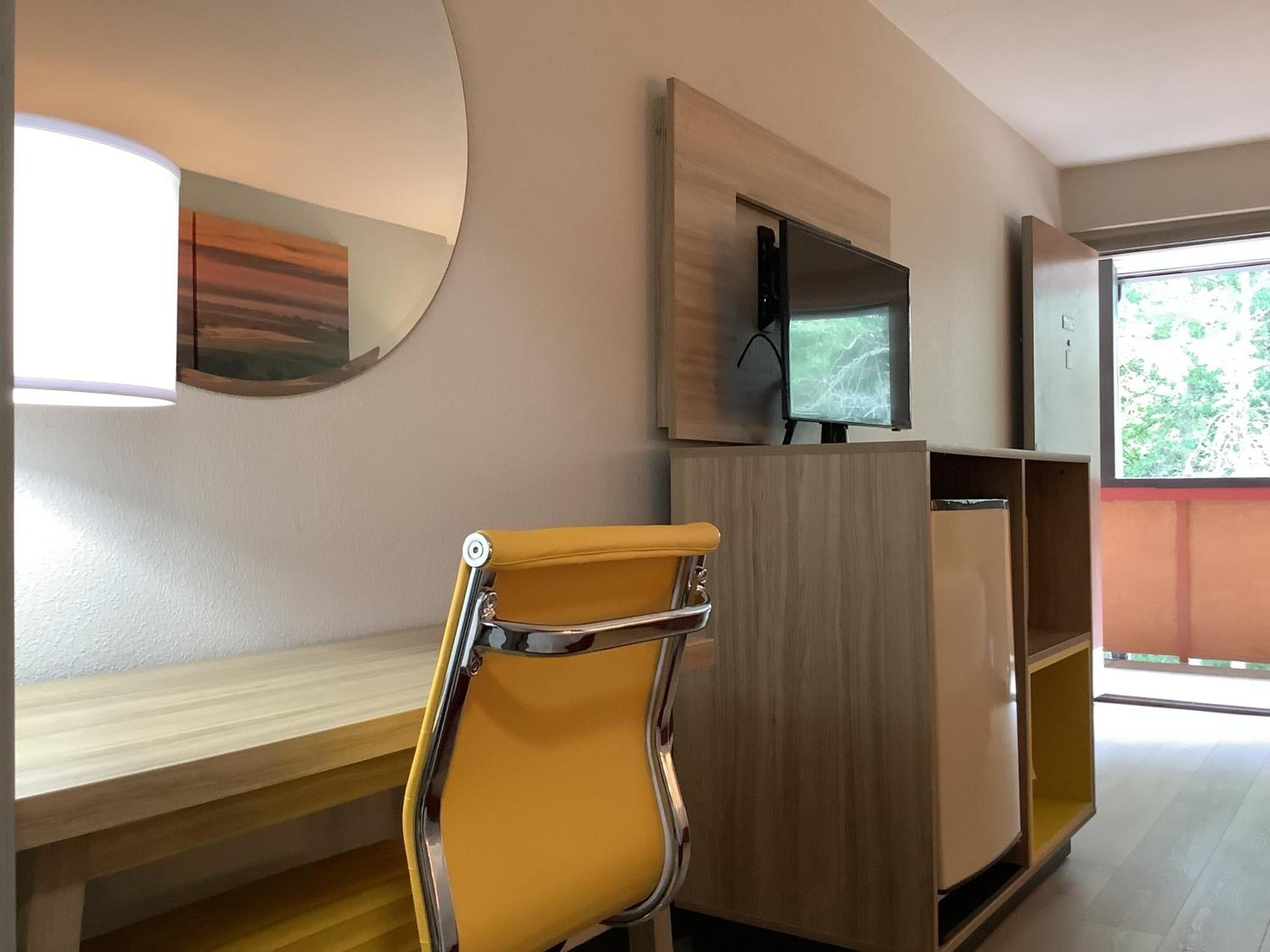 Days Inn By Wyndham Kingdom City Exteriér fotografie