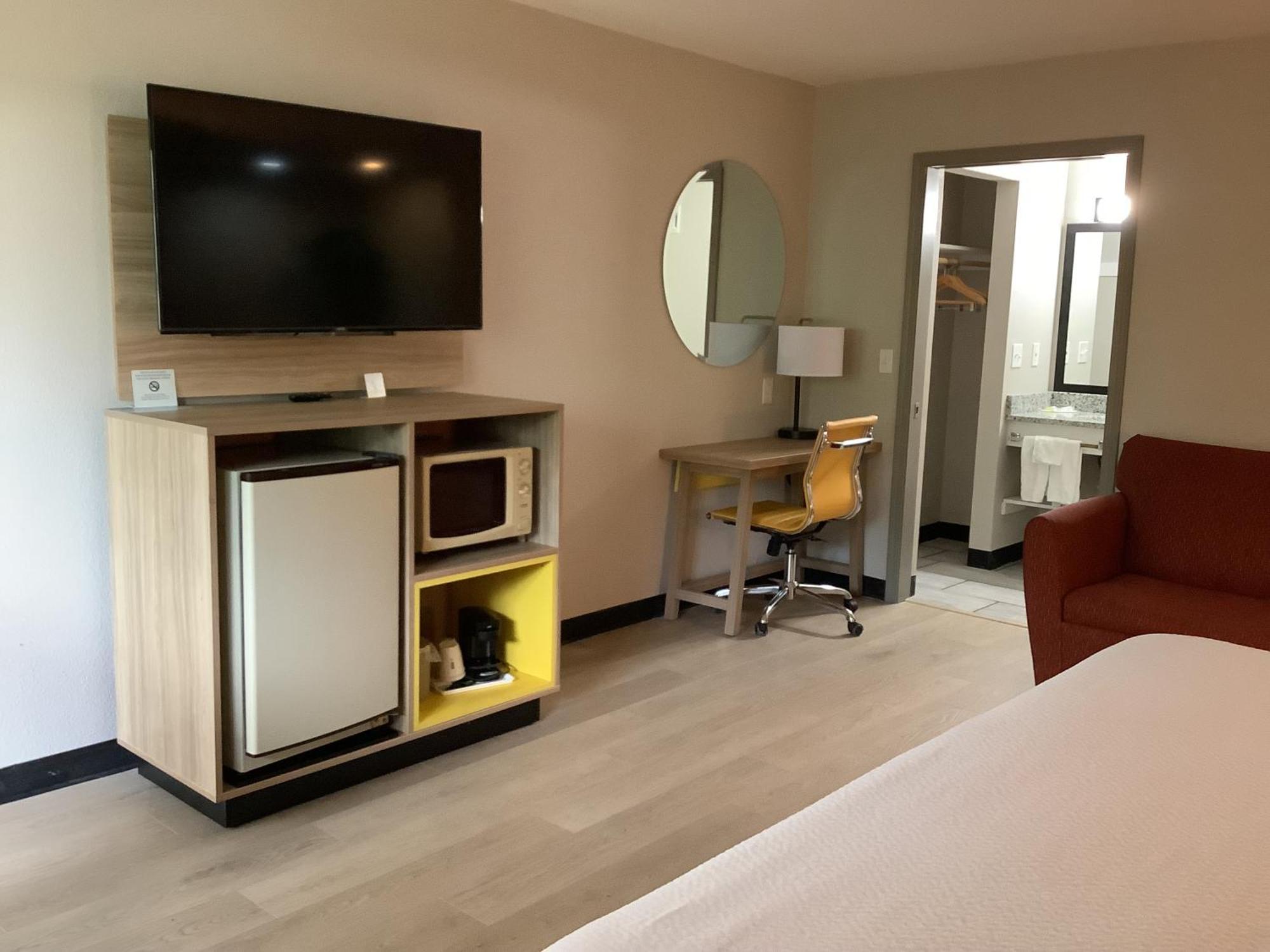 Days Inn By Wyndham Kingdom City Exteriér fotografie