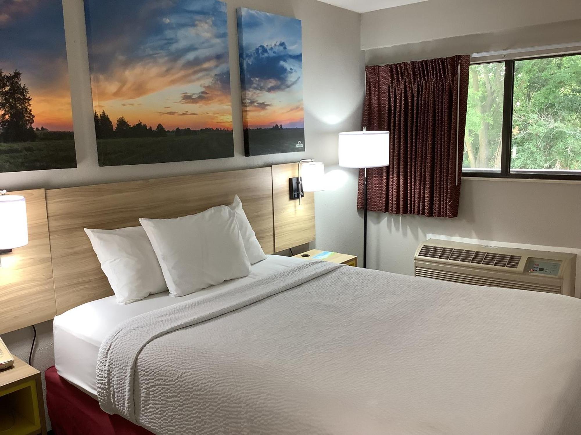 Days Inn By Wyndham Kingdom City Exteriér fotografie