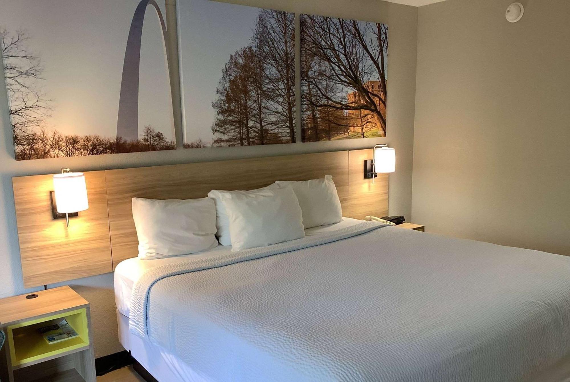 Days Inn By Wyndham Kingdom City Exteriér fotografie