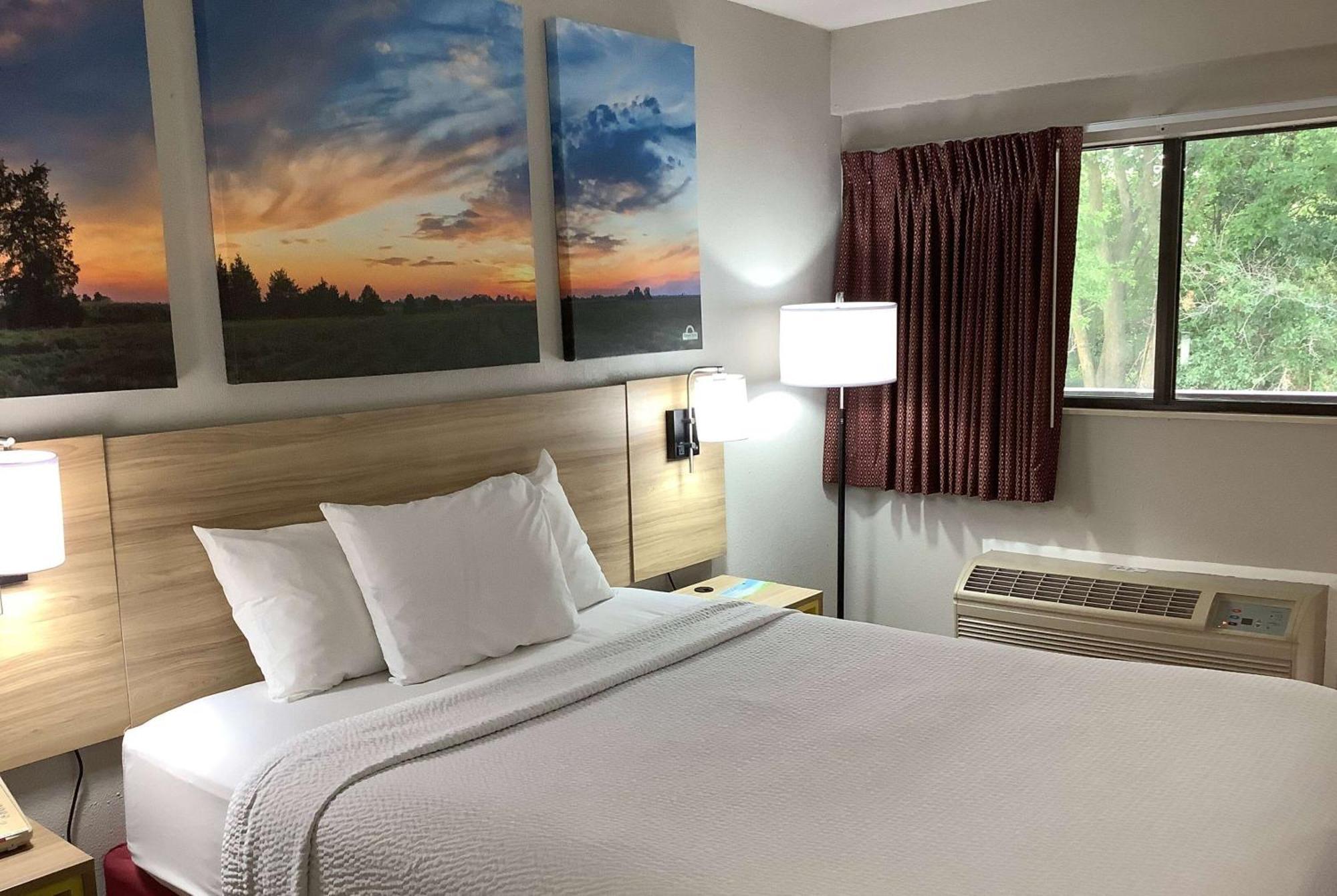 Days Inn By Wyndham Kingdom City Exteriér fotografie