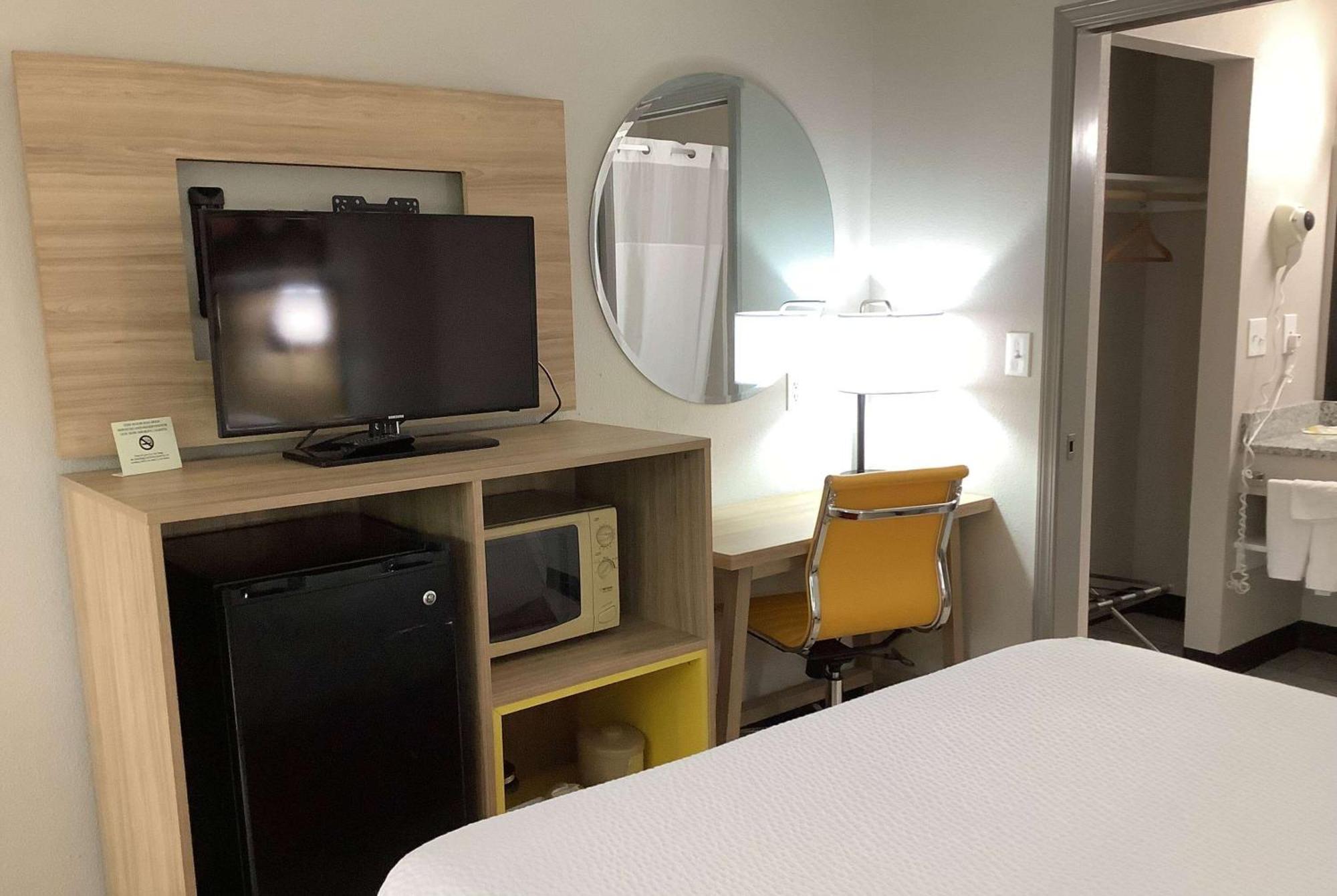 Days Inn By Wyndham Kingdom City Exteriér fotografie