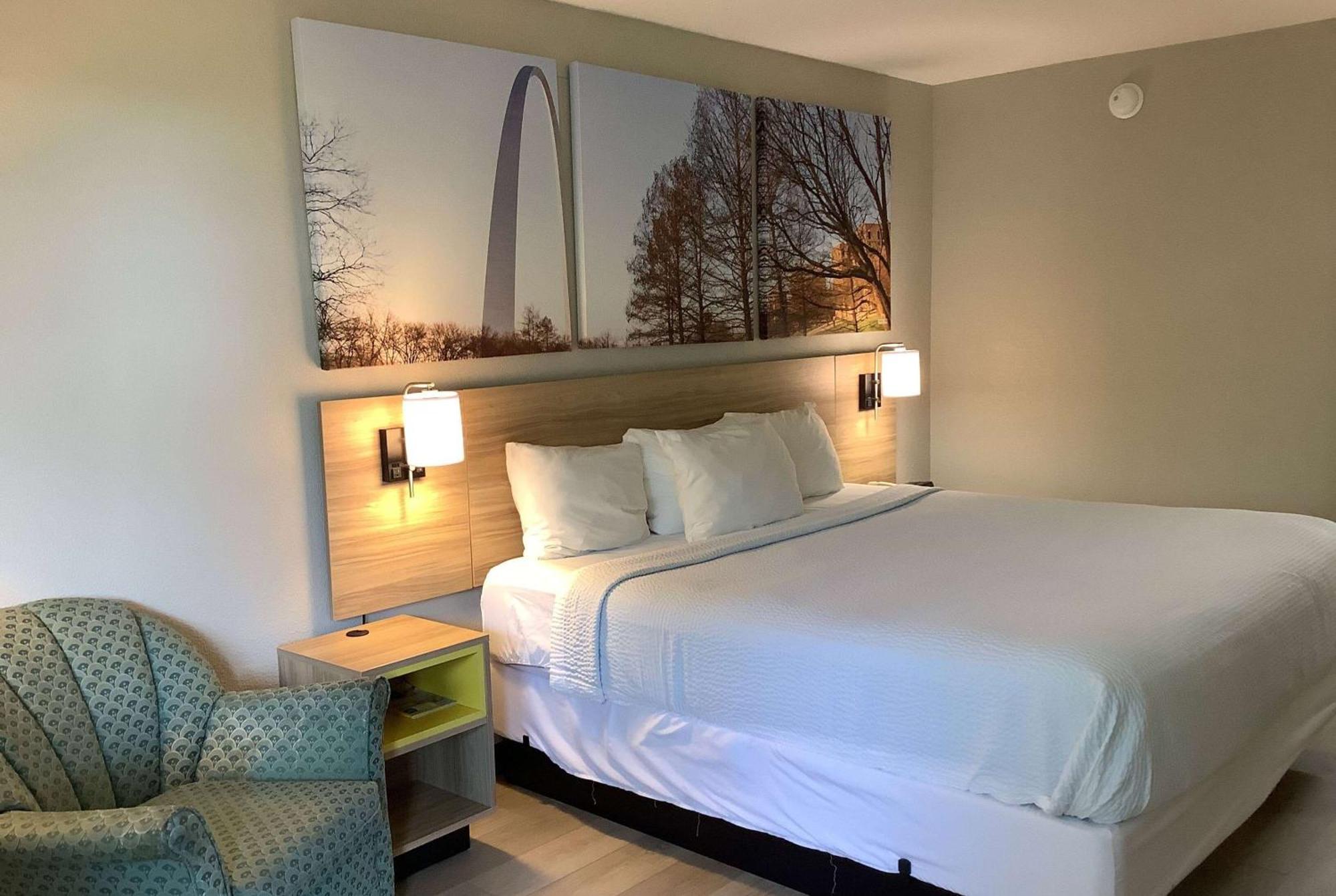 Days Inn By Wyndham Kingdom City Exteriér fotografie