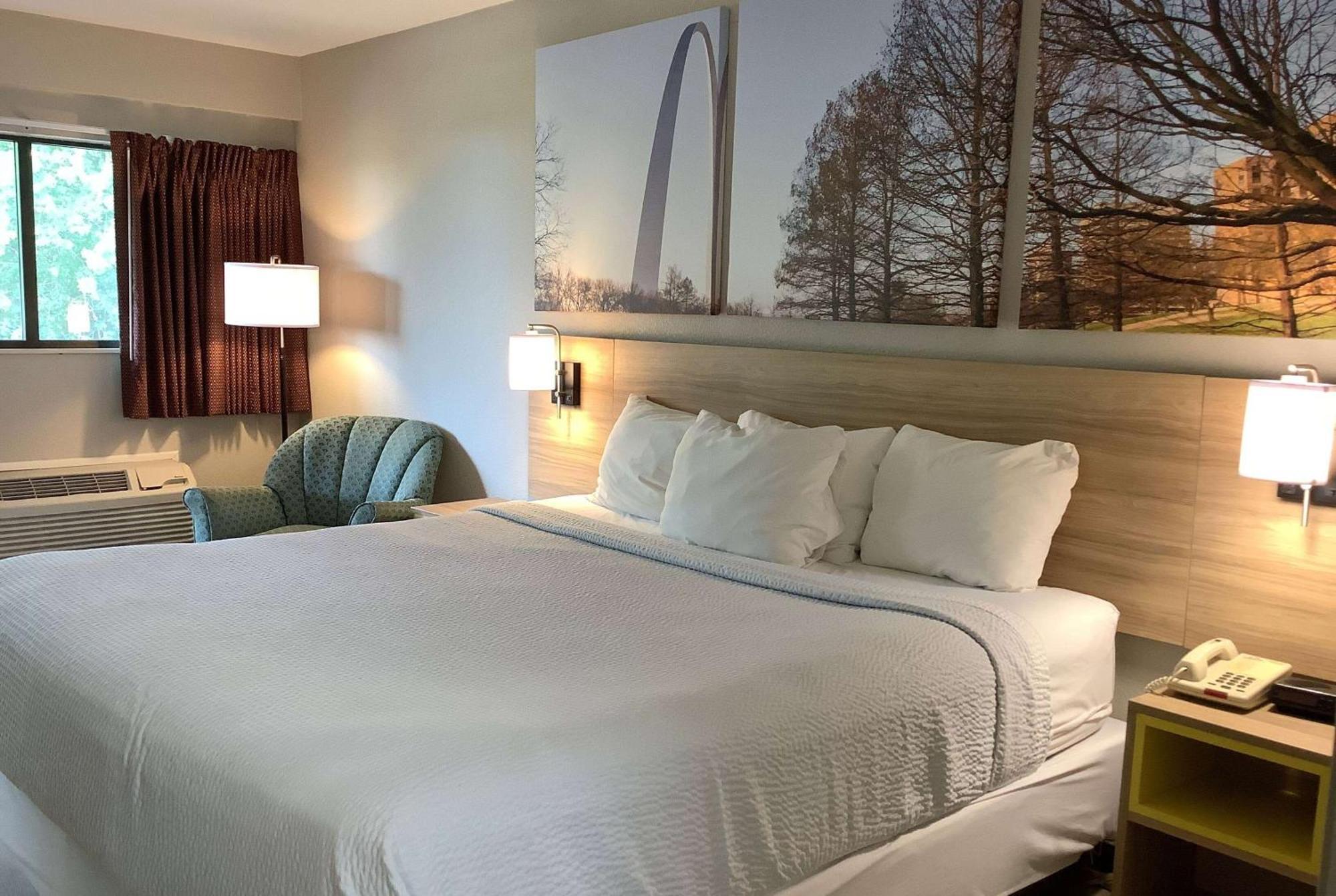 Days Inn By Wyndham Kingdom City Exteriér fotografie