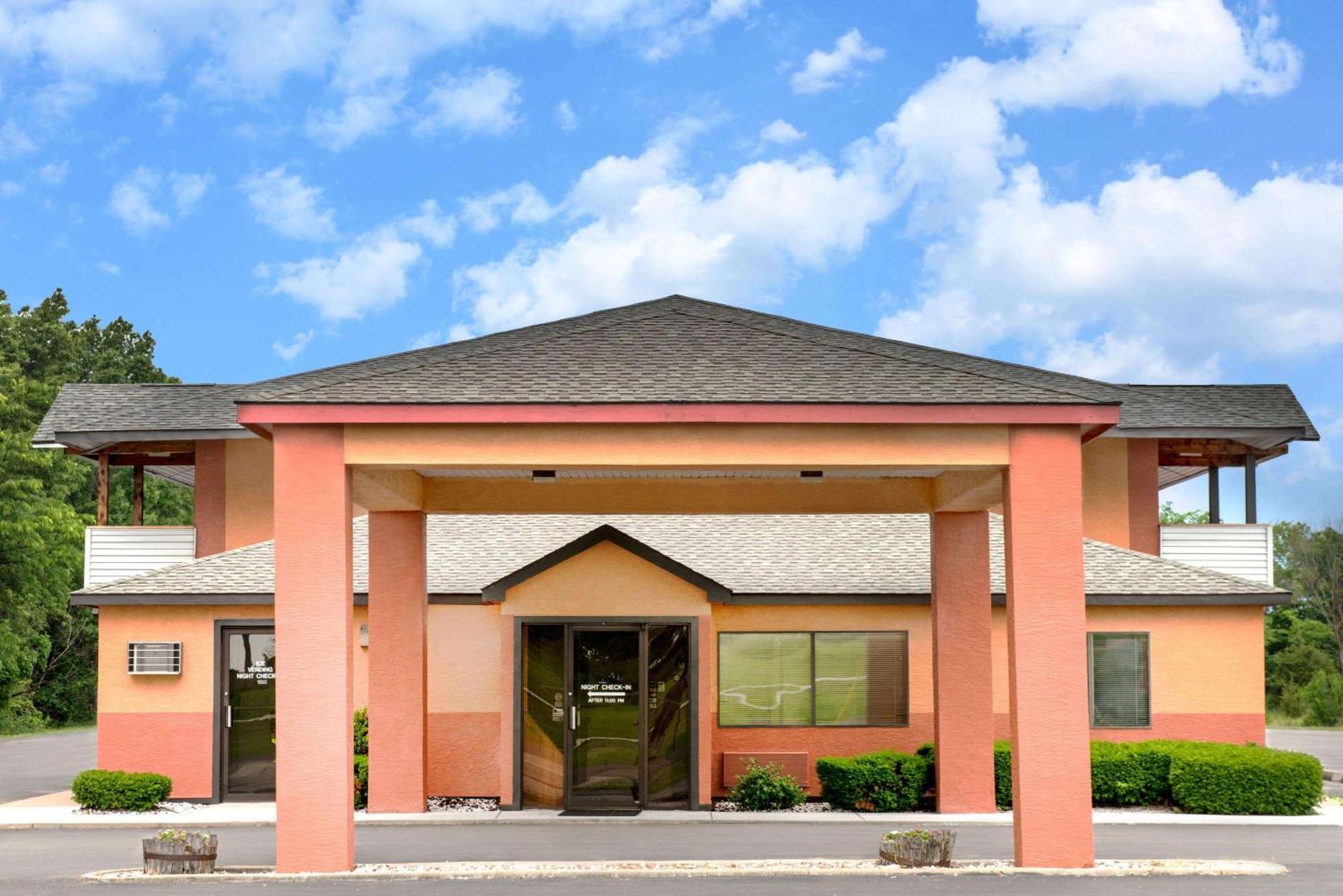 Days Inn By Wyndham Kingdom City Exteriér fotografie