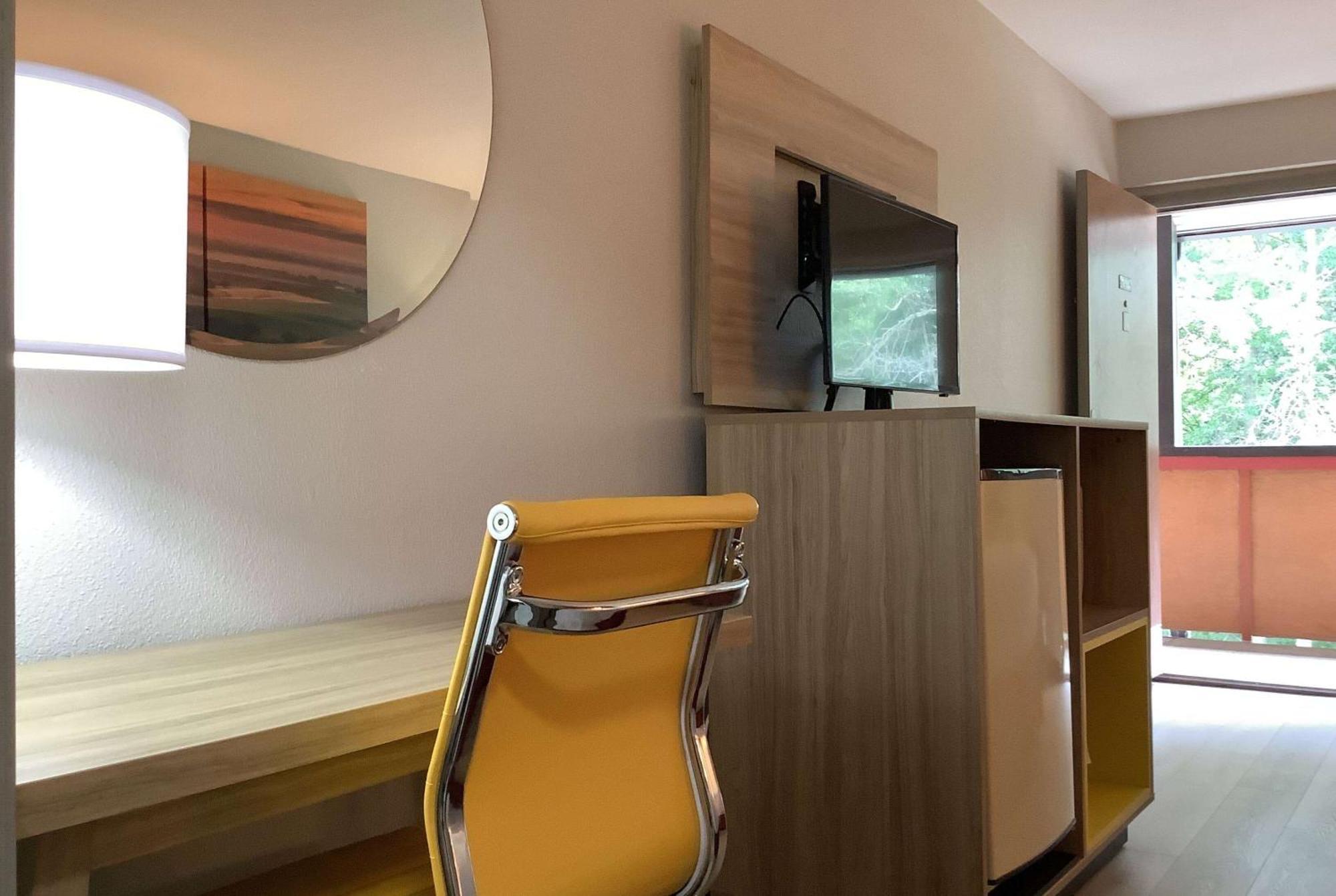 Days Inn By Wyndham Kingdom City Exteriér fotografie