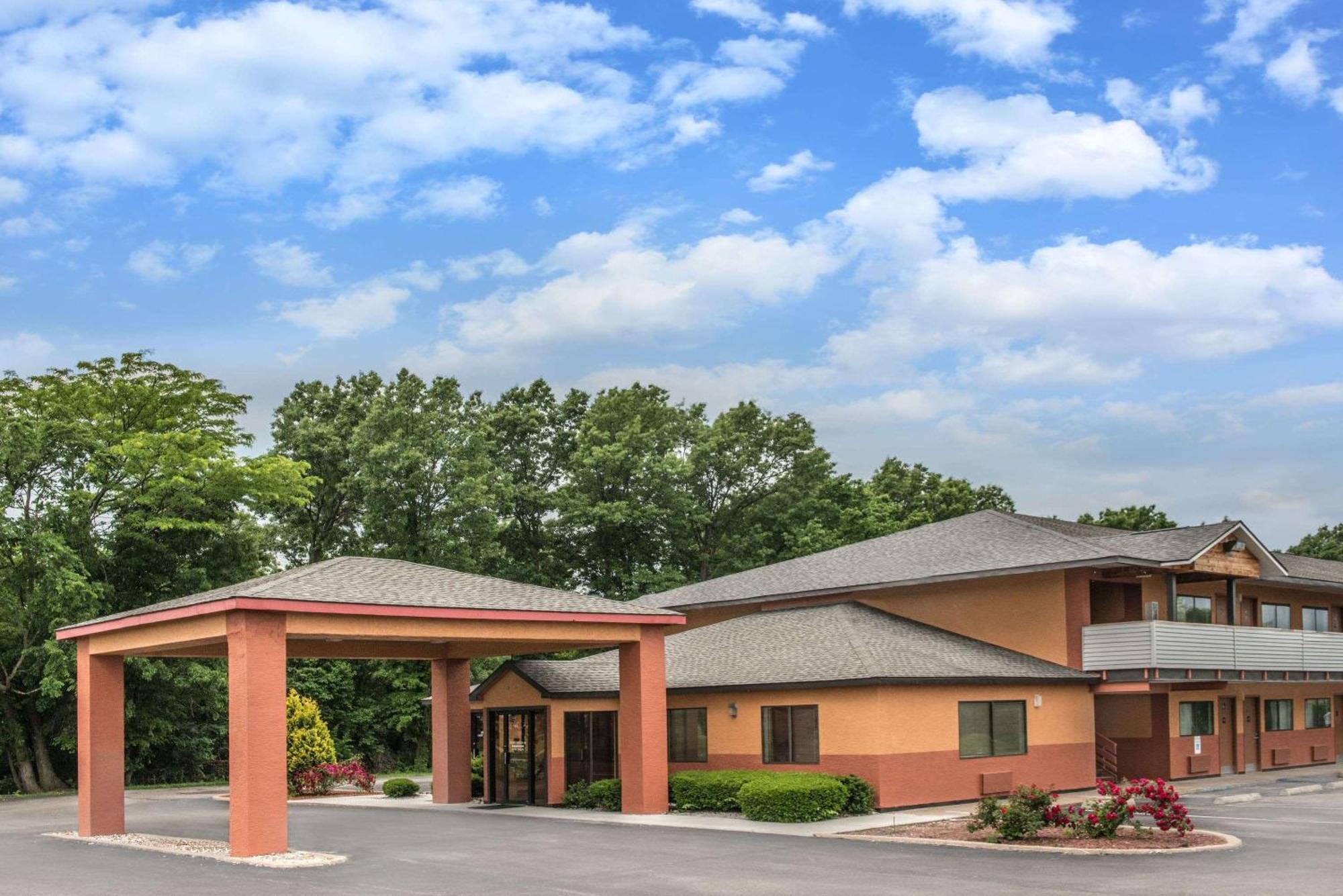 Days Inn By Wyndham Kingdom City Exteriér fotografie